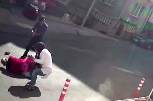 Arvadının əsgər yoldaşı ilə sevgili olduğunu öyrəndi: küçədə hər ikisini güllələdi - VİDEO