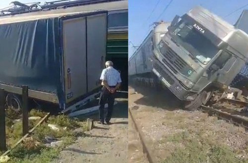 Sabirabadda qatarla yük maşını toqquşdu - Hadisə yerindən VİDEO