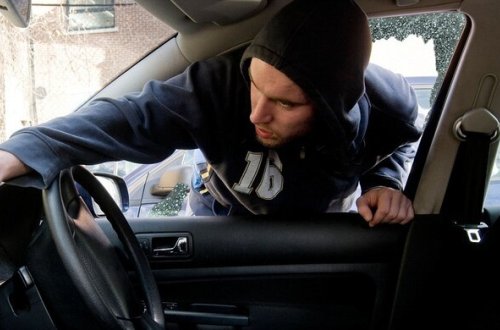 Bakıda gənc oğlan valideyninin maşınını qaçırdı - ata polisə şikayət etdi