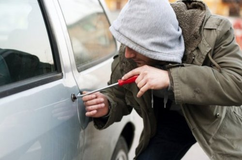 В Баку молодой человек угнал автомобиль отца