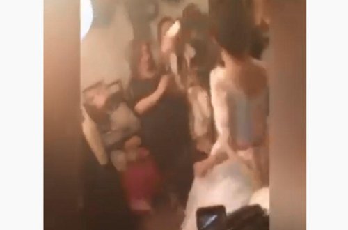 Gəlin toy günü bəyin dostları ilə şıdırğı rəqs etdi - Azərbaycanda çəkilmiş VİDEO