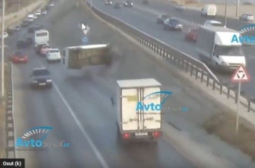 В Баку перевернулся фургон, попавший в ДТП - ВИДЕО