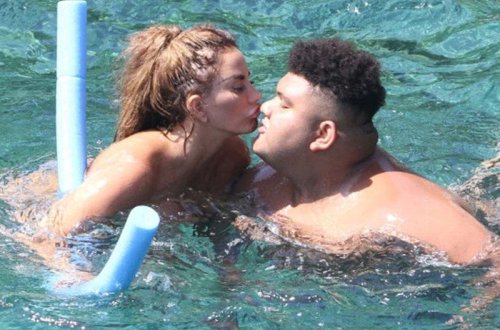 Model 17 yaşlı oğlunun yanında büsqaltersiz üzdü, söydülər - FOTO