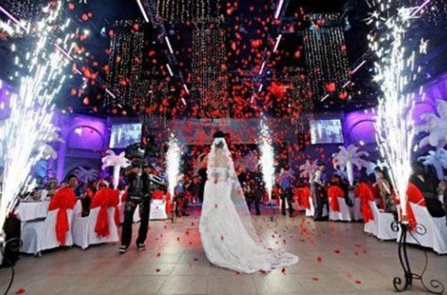 Gəlin toy günü bəyin dostları ilə... — Azərbaycanda çəkilmiş VİDEO