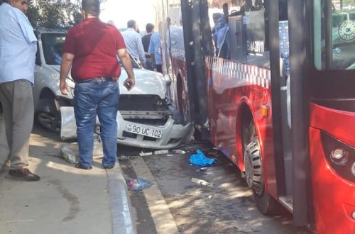 Bakıda avtobus qəzaya uğrayıb, sərnişinin ayağı amputasiya olunub - YENİLƏNİB