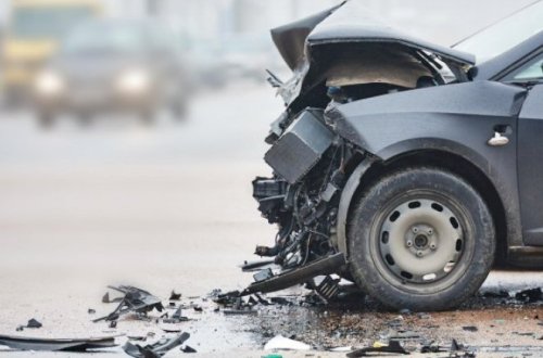 Biləsuvarda qəza - Sürücü avtomobilin şüşəsindən çölə düşdü