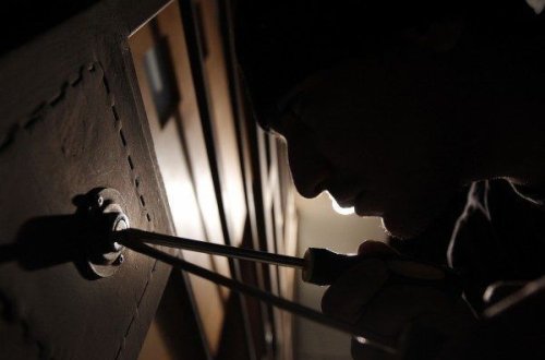 Axtarışda olan şəxs mənzildən külli miqdarda pul, qızıl oğurladı