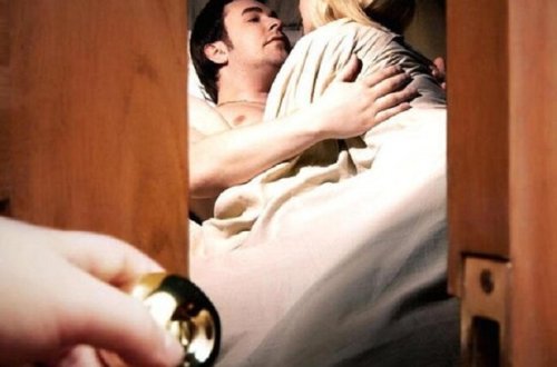 Ərli qadın Bakıda başqası ilə sevişdi, intim videosu çəkildi, sonra…