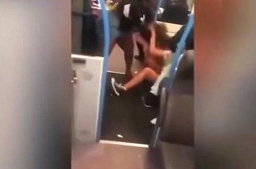 Metroda əlbəyaxa DAVA - VİDEO