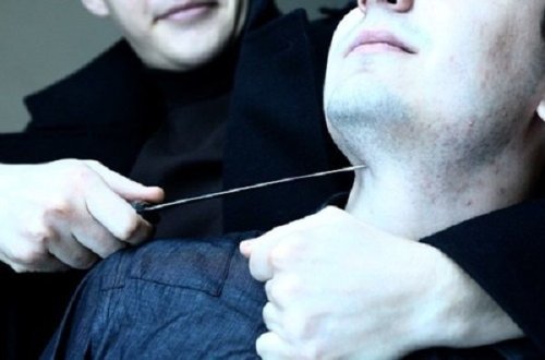 В Баку мужчина ударил друга ножом