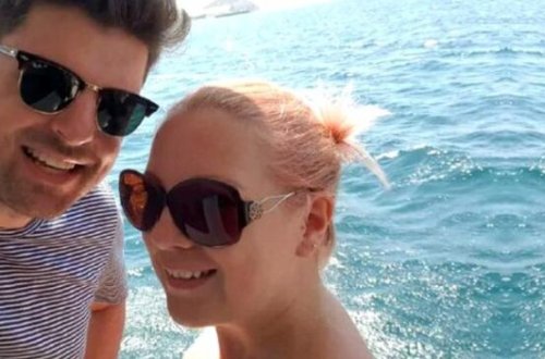 Qadınla yatağa girdi, 