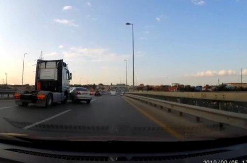 ДТП в Баку попало на камеру - ВИДЕО