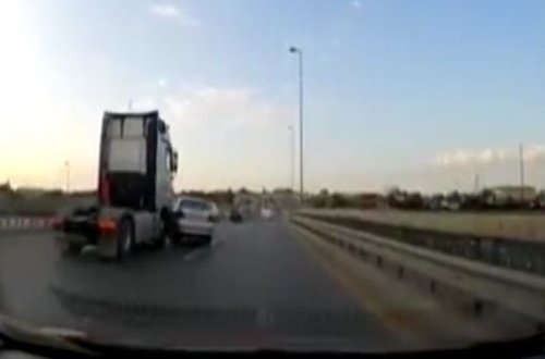 Bakıda TIR maşını vurub, bir neçə metr sürüdü - VİDEO