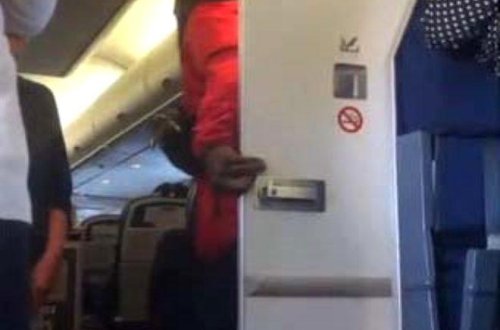 Təyyarənin tualetində cinsi əlaqəyə girdilər - Məşhur şəxs onları kameraya çəkdi - FOTO