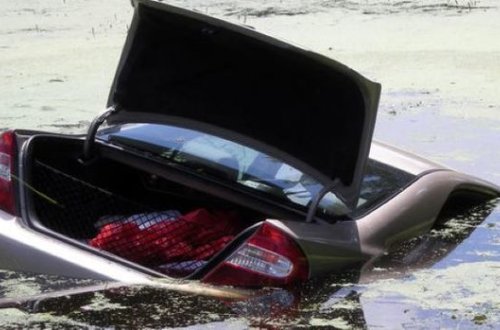 В Имишли автомобиль упал в канал, пять человек погибли