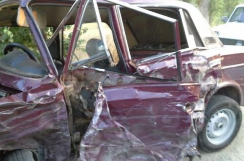 В Саатлы легковой автомобиль столкнулся с грузовиком