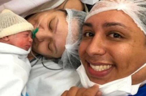 Homoseksual oğlu üçün əkiz uşaqlar dünyaya gətirdi