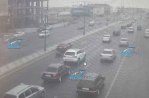 Maşınların arasından yolu keçən qadını avtomobil vurdu - VİDEO