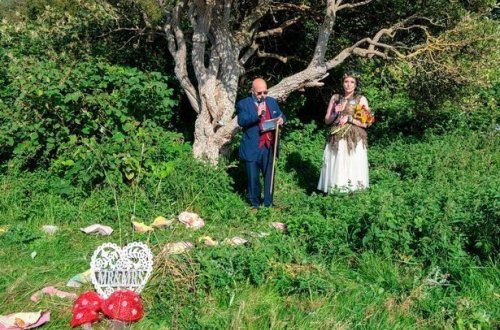 Женщина вышла замуж за дерево - ВИДЕО