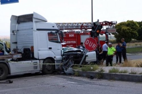 Polis rəisi dəhşətli avtomobil qəzasına düşdü: həyat yoldaşı və uşaqları... - FOTO