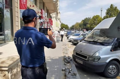 Əhali çaş-baş qalıb: Biri parkinqə icazə verir, digəri qadağan edir - FOTO