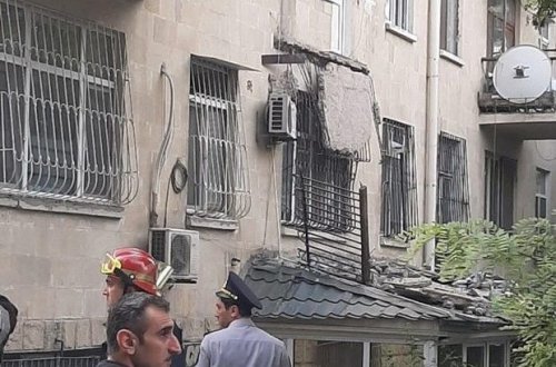В Баку в многоквартирном доме обвалился балкон
