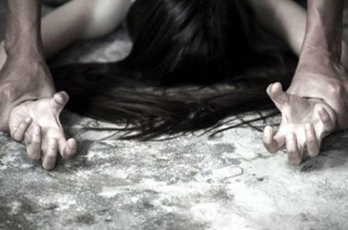 Qızı zorlayan şəxsin əlini bağlayıb CİNSİYYƏT ORQANINI İTƏ YEDİRTDİLƏR - VİDEO