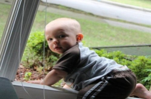 3 yaşlı uşaq stoldan yıxılıb öldü - Azərbaycanda