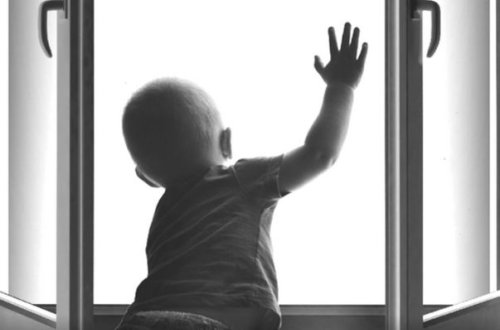 В Баку ребенок разбился насмерть, выпав из окна восьмого этажа