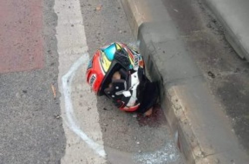 Maşının altından çıxan təkər baykerin başını qoparıb +18- VİDEO