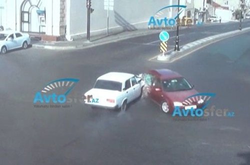 Bakıda yolayrıcının keçilməsi qaydalarının pozulması qəzalara səbəb oldu - VİDEO