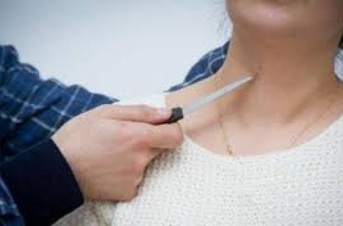 Çəkiclə arvadının başına vurdu, ölmədiyini görüb başını kəsdi - Bakıda dəhşətli hadisə