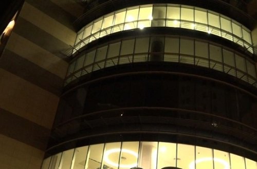 Bakıda plazadan iri şüşə parçası yerə töküldü — xəsarət alanlar var - VİDEO