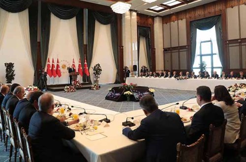 Ərdoğanla görüşdə İmamoğlunun stulu qırıldı - Video