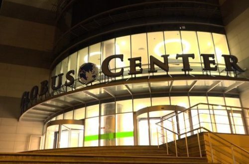 От разбившегося стекла Globus Plaza пострадали два пешехода