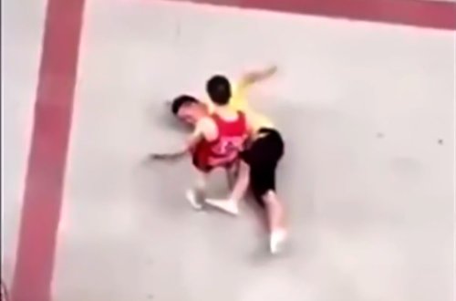 Cılız görüb döymək istədi, peşman oldu - VİDEO