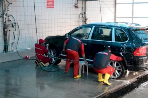 Bakıda müştəri “moyka”da işçini döyüb xəstəxanalıq etdi