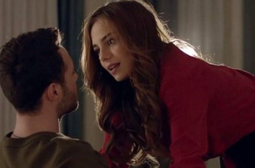 Bəkarət pozma səhnəsi ilə tanınan Bahardan iddialı paylaşım - Sinəsini çöldə qoydu - FOTO