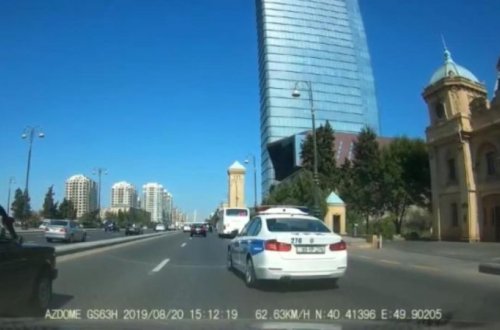 Bakıda qanunları kobud şəkildə pozan yol polisi kimdir? — Təhlükəli manevrlər edir (VİDEO)