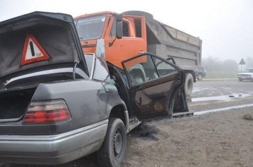 “KamAZ”la “Mercedes” toqquşdu: sərnişin ön şüşədən çölə düşüb öldü