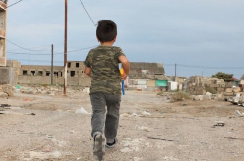 В бакинском поселке люди живут в одном доме с клопами, змеями и бродячими собаками - ФОТО