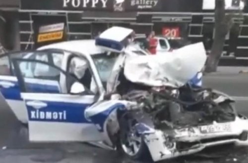 В Баку автомобиль дорожной полиции попал в аварию, есть пострадавшие - ВИДЕО