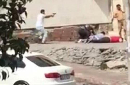 Şəhərin ortasında atışmanın ANBAN GÖRÜNTÜLƏRİ: biri qadın olmaqla, 3 nəfər... - FOTO/VİDEO