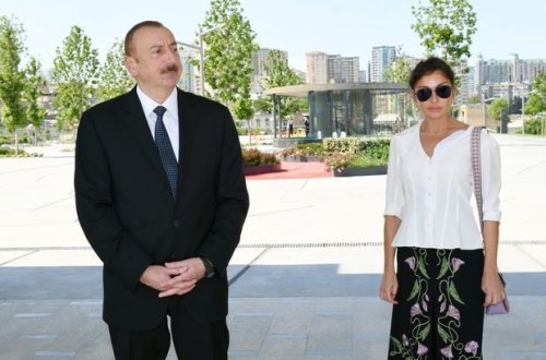 İlham Əliyev və xanımı 300 nömrəli məktəbin yeni tədris kompleksinin açılışında