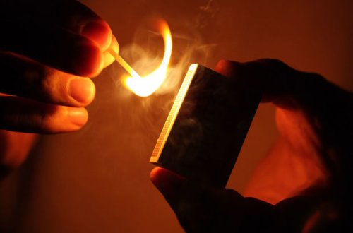 Bakıda kişi ərə getmək istəyən keçmiş arvadını yandırmağa çalışdı