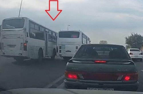 Əks yola çıxaraq bir-biri ilə ötüşən avtobus sürücüləri - VİDEO