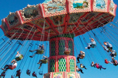 В Шеки студентка упала с аттракциона и попала в больницу