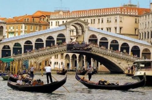 В Венеции турист ударил гондольера из-за отказа сделать селфи - ВИДЕО