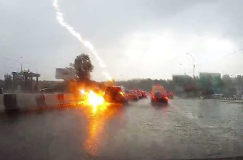 Молния ударила в заднее стекло Toyota и вышла через колеса - ВИДЕО