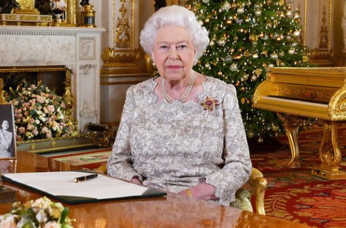 Королева Британии осталась без бара из-за пьянства персонала Букингемского дворца